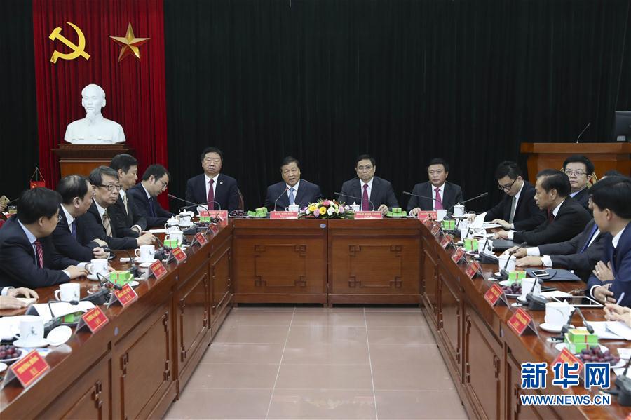 應(yīng)越南共產(chǎn)黨邀請(qǐng)，中共中央政治局常委、中央書(shū)記處書(shū)記劉云山9月18日至19日對(duì)越南進(jìn)行正式訪問(wèn)。這是9月19日，劉云山在越共中央政治局委員范明政陪同下考察胡志明國(guó)家政治學(xué)院，并與曾赴華考察交流的越方學(xué)員代表進(jìn)行座談。 新華社記者龐興雷 攝