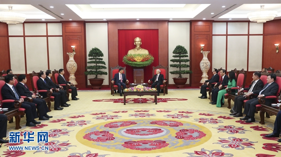 應(yīng)越南共產(chǎn)黨邀請(qǐng)，中共中央政治局常委、中央書(shū)記處書(shū)記劉云山9月18日至19日對(duì)越南進(jìn)行正式訪問(wèn)。這是9月18日，劉云山在河內(nèi)會(huì)見(jiàn)越共中央總書(shū)記阮富仲。 新華社記者 龐興雷 攝