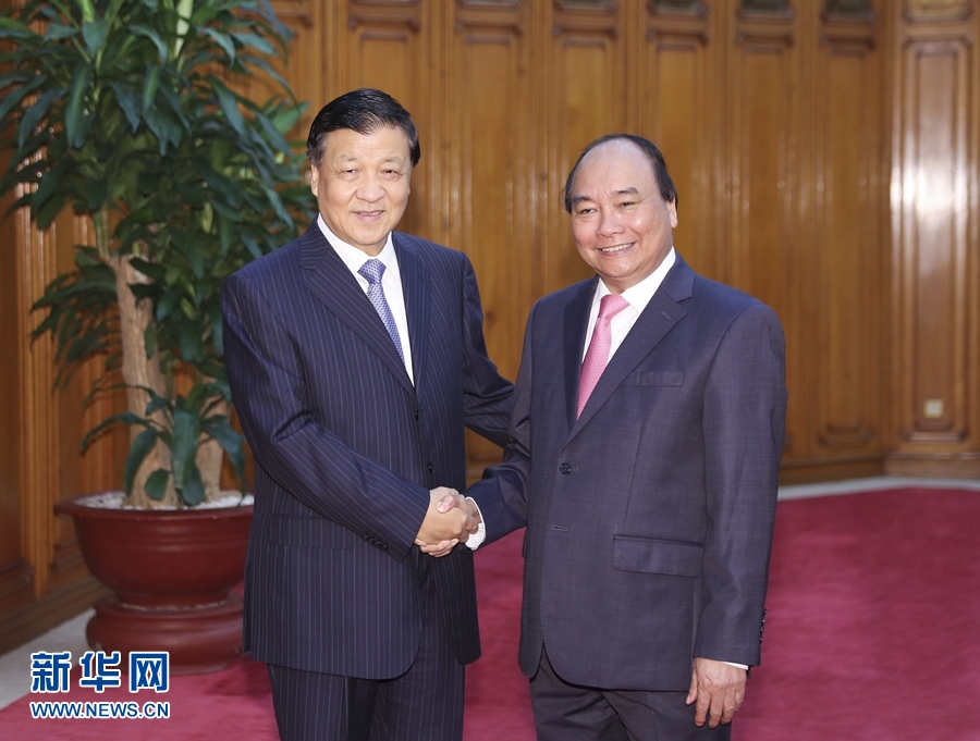 應(yīng)越南共產(chǎn)黨邀請(qǐng)，中共中央政治局常委、中央書(shū)記處書(shū)記劉云山9月18日至19日對(duì)越南進(jìn)行正式訪問(wèn)。這是9月19日，劉云山在河內(nèi)會(huì)見(jiàn)越南總理阮春福。 新華社記者 丁林 攝