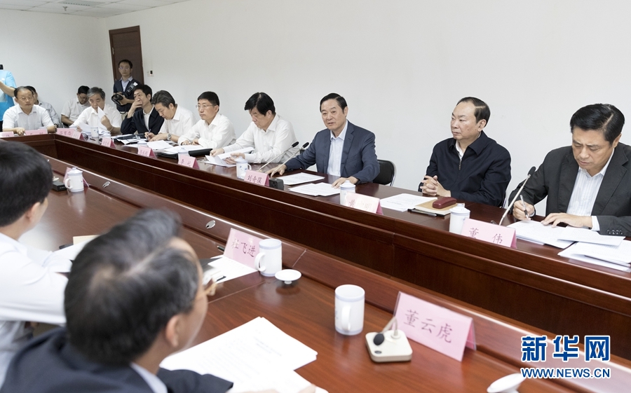 9月22日,中共中央政治局委員、中央書記處書記、中宣部部長劉奇葆在北京調研京劇像音像工程情況。這是劉奇葆與有關方面負責同志座談交流。新華社記者 丁海濤 攝 9月22日,中共中央政治局委員、中央書記處書記、中宣部部長劉奇葆在北京調研京劇像音像工程情況。這是劉奇葆與有關方面負責同志座談交流。新華社記者 丁海濤 攝