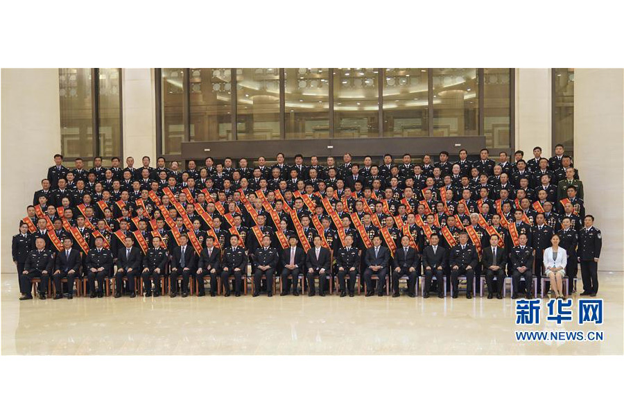 9月22日，&ldquo;熱血鑄劍&middot;丹心衛(wèi)民&rdquo;全國(guó)公安百佳刑警推選活動(dòng)揭曉儀式在北京舉行。中共中央政治局委員、中央政法委書(shū)記孟建柱會(huì)見(jiàn)當(dāng)選民警并觀看揭曉儀式。國(guó)務(wù)委員、公安部部長(zhǎng)郭聲琨參加會(huì)見(jiàn)并觀看揭曉儀式。新華社記者 殷剛 攝