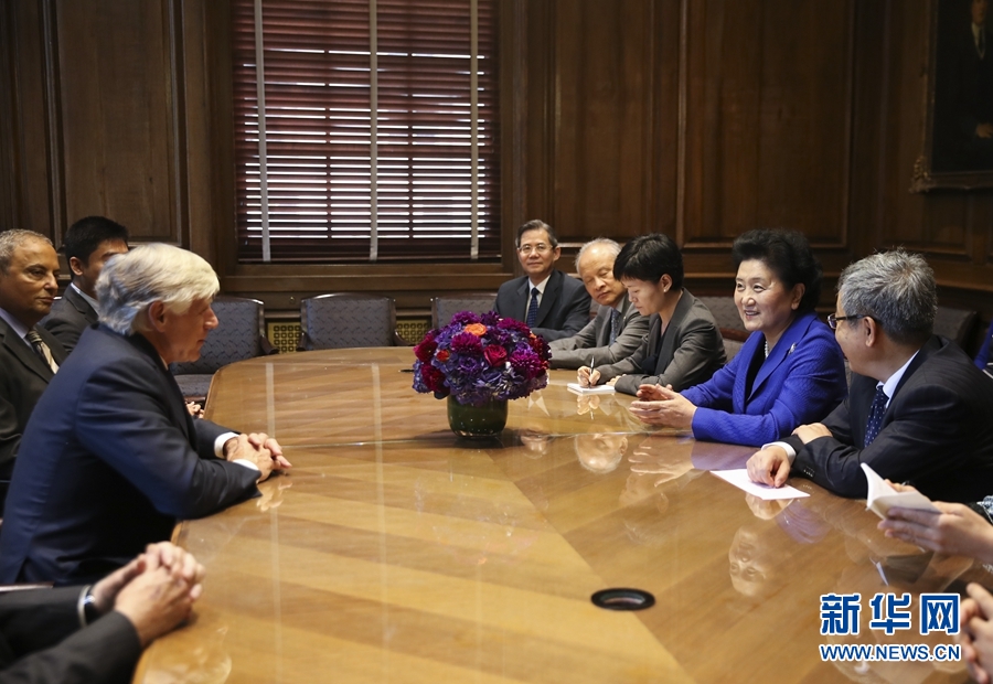 當(dāng)?shù)貢r(shí)間9月26日，國(guó)務(wù)院副總理劉延?xùn)|在紐約哥倫比亞大學(xué)出席中美大學(xué)校長(zhǎng)與智庫論壇并發(fā)表主旨演講。這是論壇開始前，國(guó)務(wù)院副總理劉延?xùn)|（右二）會(huì)見哥倫比亞大學(xué)校長(zhǎng)博林格（左）。新華社記者 王迎 攝