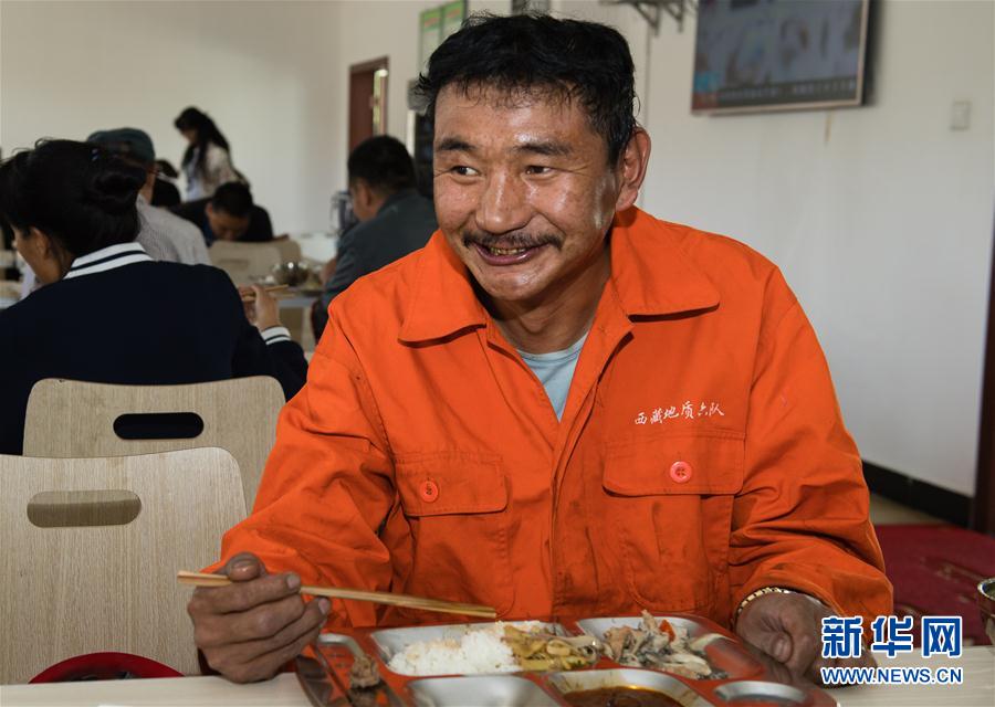 （十九大代表風采&middot;圖文互動）（1）鉆探高級技工向巴扎西：我為祖國探礦藏