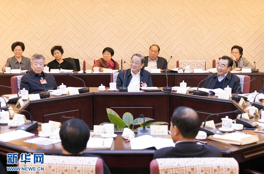 10月30日,政協第十二屆全國委員會常務委員會第二十三次會議舉行分組討論,與會人員圍繞深入學習貫徹中共十九大精神認真討論,積極建言獻策。全國政協主席俞正聲參加討論。新華社記者 丁海濤 攝 10月30日,政協第十二屆全國委員會常務委員會第二十三次會議舉行分組討論,與會人員圍繞深入學習貫徹中共十九大精神認真討論,積極建言獻策。全國政協主席俞正聲參加討論。新華社記者 丁海濤 攝