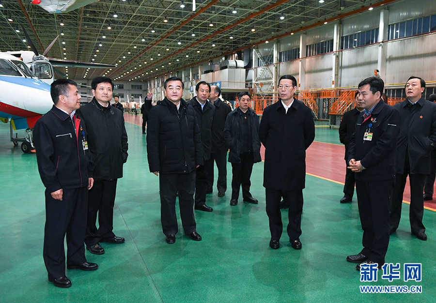 11月14日至15日，國(guó)務(wù)院副總理張高麗在黑龍江調(diào)研。這是11月14日，張高麗到哈爾濱飛機(jī)工業(yè)集團(tuán)有限責(zé)任公司了解國(guó)有老企業(yè)轉(zhuǎn)型升級(jí)情況。 新華社記者 高潔 攝