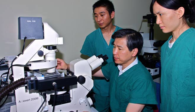 成功實施西南地區首例試管嬰兒手術。