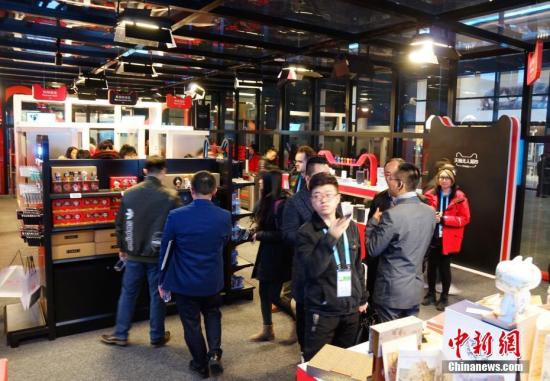 走進&ldquo;互聯(lián)網(wǎng)之光&rdquo;博覽會，無人超市是本次展會最大的熱點，顧客可用二維碼進入超市，實現(xiàn)全自動購物。