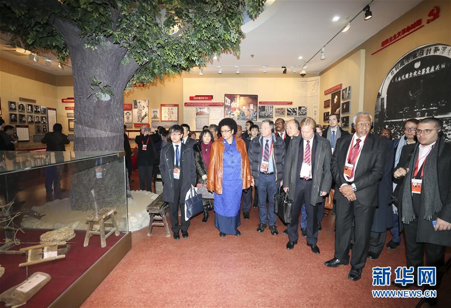 （新華全媒頭條&middot;圖文互動）（4）全黨來一個大學習&mdash;&mdash;新時代中國共產黨人的理論自覺