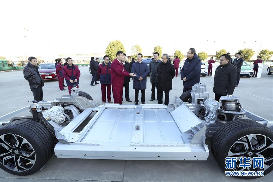 1月9日至10日，國務(wù)院副總理張高麗在安徽調(diào)研推動長江經(jīng)濟帶發(fā)展工作。這是1月9日，張高麗在江淮汽車股份有限公司了解企業(yè)生產(chǎn)經(jīng)營和參與國際產(chǎn)能合作情況。新華社記者 龐興雷 攝