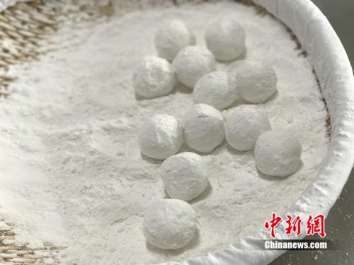 制作元宵時,首先要將餡料做好,沾上水,再投進盛滿糯米粉的笸籮內搖。<a target='_blank' ><p align=