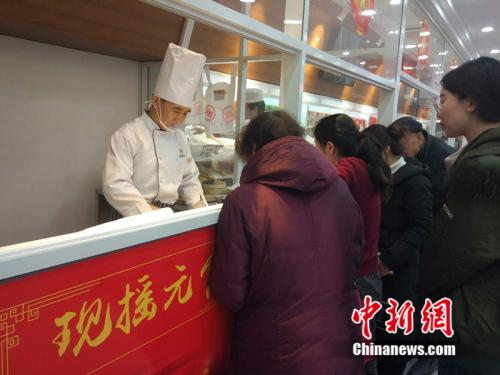 于伯軍的現場展示吸引了不少北京市民圍觀。<a target='_blank' ><p align=