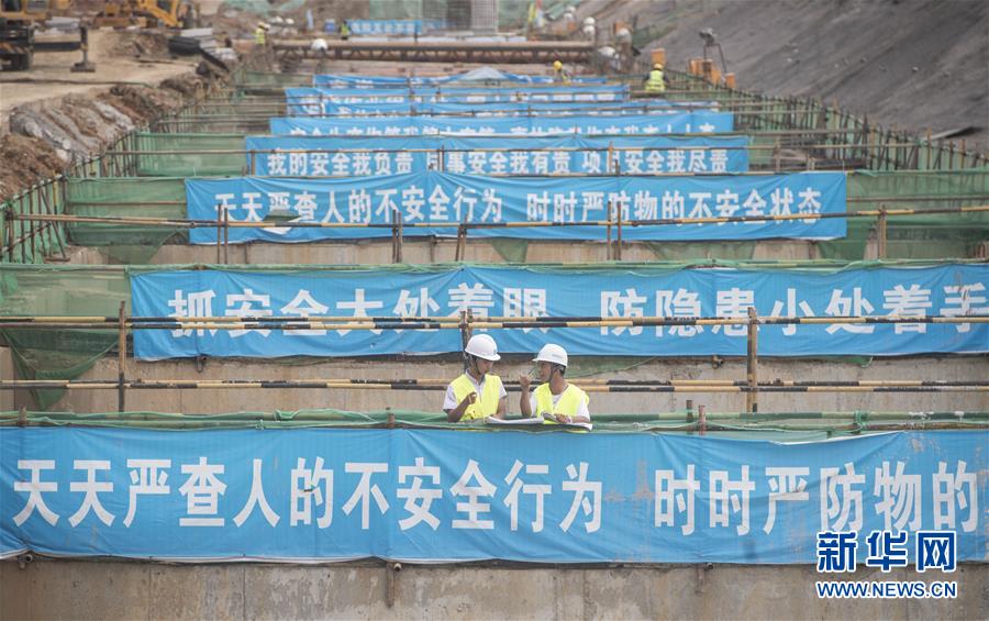 （新時代奮斗者&middot;圖文互動）（3）當一群&ldquo;90后&rdquo;與工地相遇&mdash;&mdash;記奮戰在軍運會工地上的90后新農民工