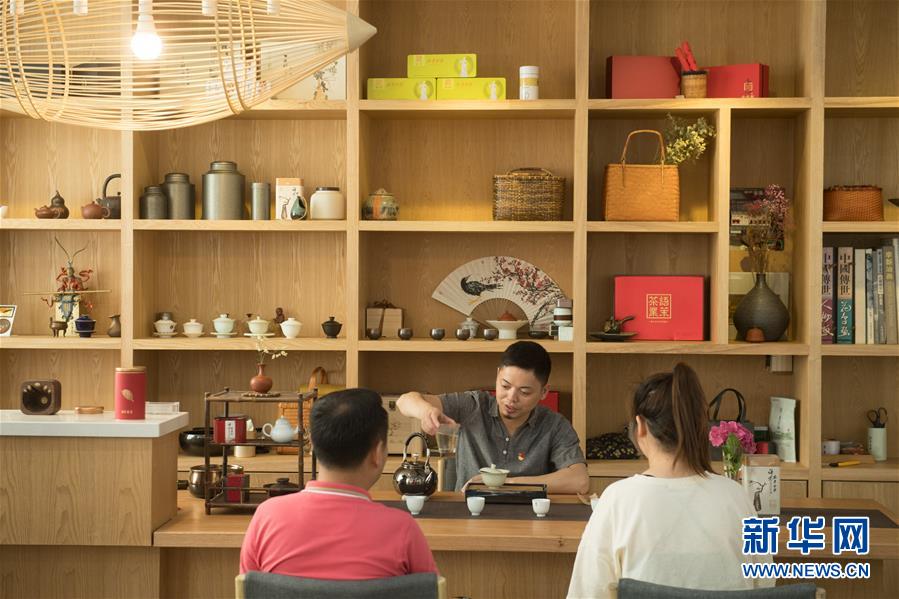 （新華全媒頭條&middot;圖文互動）（5）安吉白茶奔向扶貧一線&mdash;&mdash;浙江黃杜村農民黨員先富幫后富向貧困地區捐贈&ldquo;扶貧苗&rdquo;