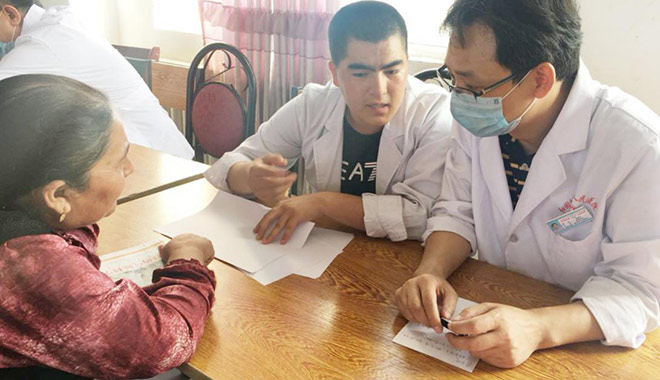 圖為曾建平醫師（右）下鄉義診