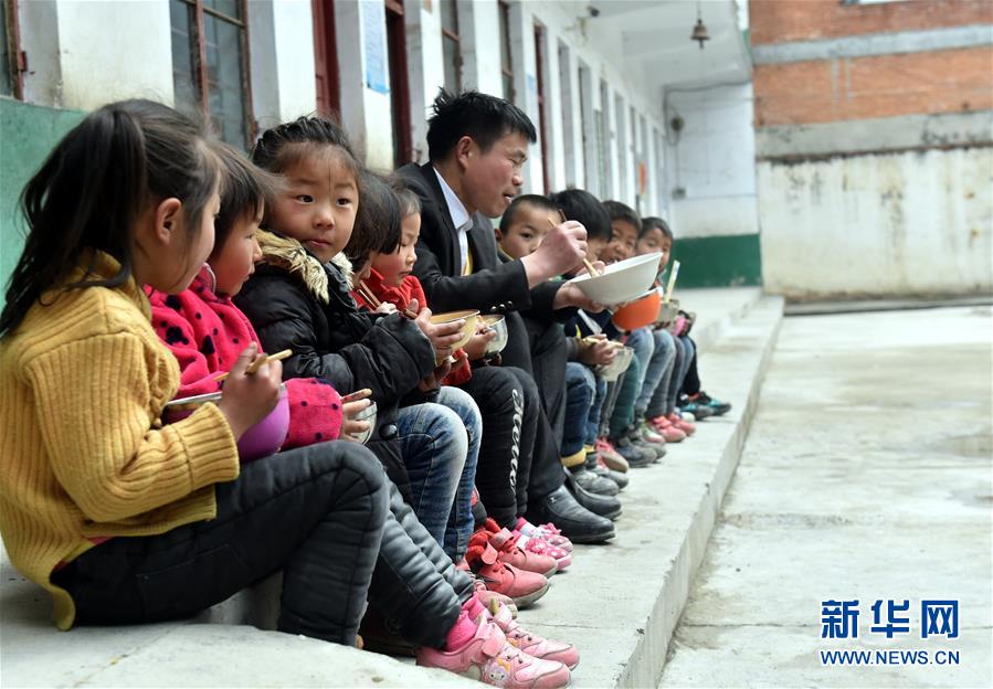 （時代先鋒&middot;圖文互動）（3）伏牛山里好老師張玉滾：挑起孩子們走出大山的希望