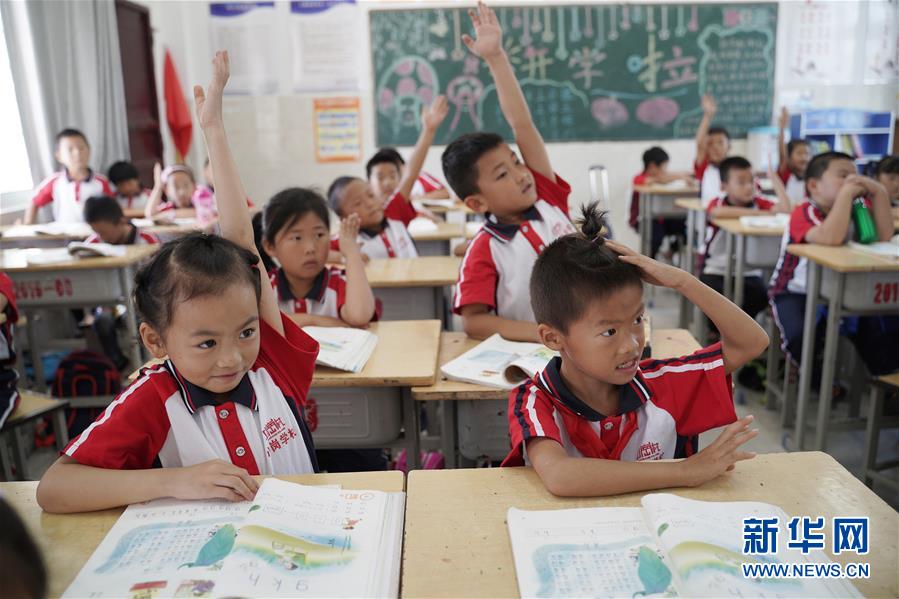 （新華全媒頭條&middot;壯闊東方潮　奮進(jìn)新時(shí)代&mdash;&mdash;慶祝改革開放40年&middot;圖文互動(dòng)）（5）小崗，與時(shí)代同行&mdash;&mdash;&ldquo;中國(guó)農(nóng)村改革第一村&rdquo;40年變遷的改革啟示