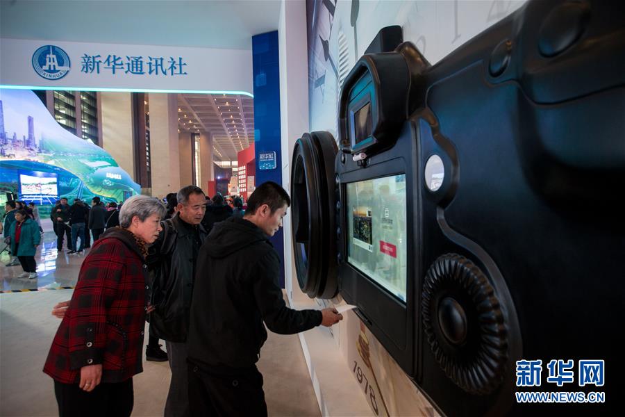 （圖文互動(dòng)）（4）筆墨書(shū)崢嶸 光影繪壯美&mdash;&mdash;慶祝改革開(kāi)放40周年大型展覽新華社展項(xiàng)掃描