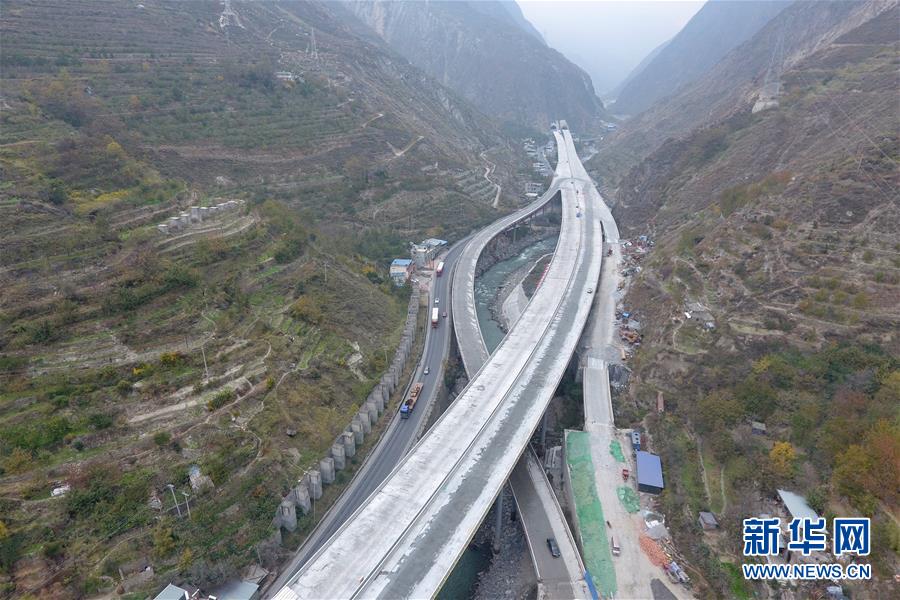 （新華全媒頭條&middot;壯闊歷程40年系列述評&middot;圖文互動）（8）舉旗定向 康莊大道&mdash;&mdash;從改革開放40年看中國自信