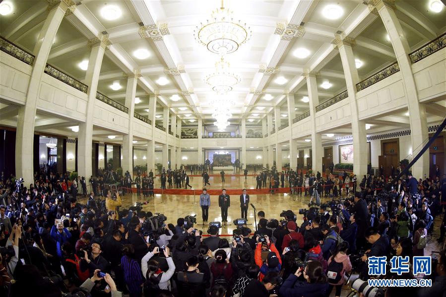 （兩會&middot;政協開幕）（2）全國政協委員接受采訪