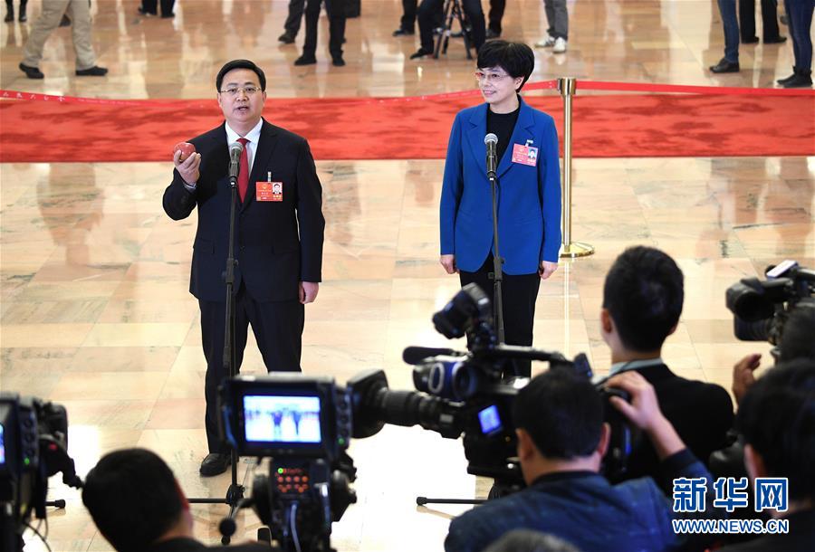 （兩會(huì)&middot;XHDW）（3）全國人大代表接受采訪