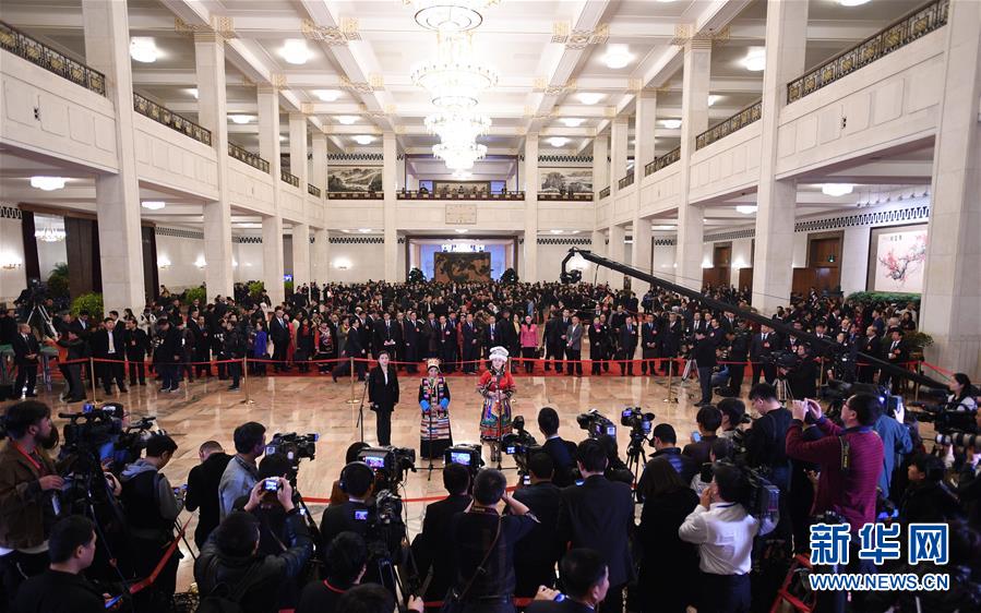 （兩會(huì)&middot;XHDW）（12）全國人大代表接受采訪