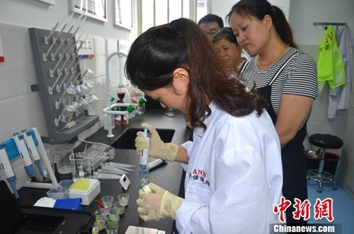 資料圖：工作人員根據消費者要求現場檢驗，共筑食品安全。<a target='_blank' ><p  align=