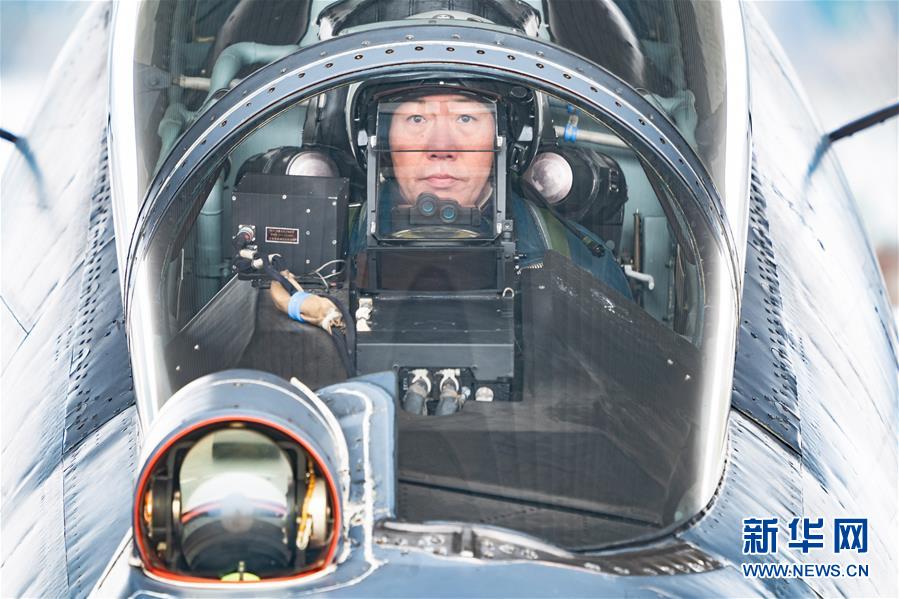 （新華全媒頭條&middot;圖文互動(dòng)）（2）戰(zhàn)鷹，為祖國奮飛&mdash;&mdash;記空軍航空兵某旅旅長、特級(jí)飛行員郝井文