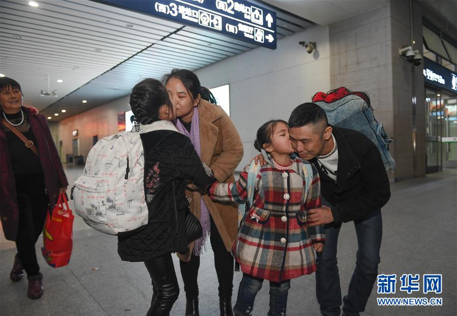 （新華全媒頭條&middot;七樂(lè)無(wú)窮&middot;春節(jié)&middot;圖文互動(dòng)）（1）變化中彰顯中國(guó)發(fā)展活力&mdash;&mdash;透視過(guò)年方式之變