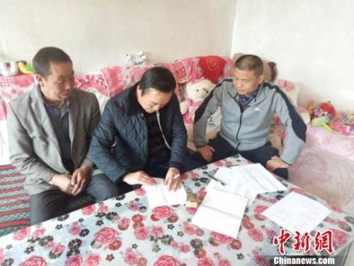 資料圖：圖為扶貧隊伍進貧困戶里，給貧困戶宣講政策。　鐘欣 攝