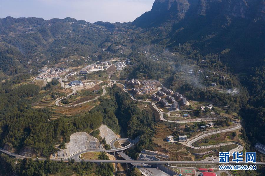 （兩會前夕看落實&middot;圖文互動）（1）&ldquo;飛針走線&rdquo;&ldquo;繡&rdquo;出小康畫卷&mdash;&mdash;四川落實習近平總書記全國兩會重要講話精神紀實