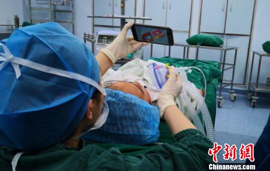 手術(shù)室里的&ldquo;臨時(shí)爸媽&rdquo;：游戲和安撫減輕孩子恐懼感