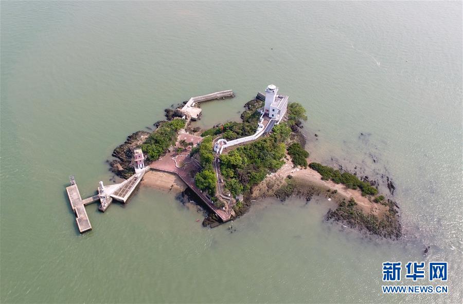 （新華全媒頭條&middot;圖文互動）（2）守望&mdash;&mdash;記舢舨洲&ldquo;島主&rdquo;黃燦明一門四代航標(biāo)工