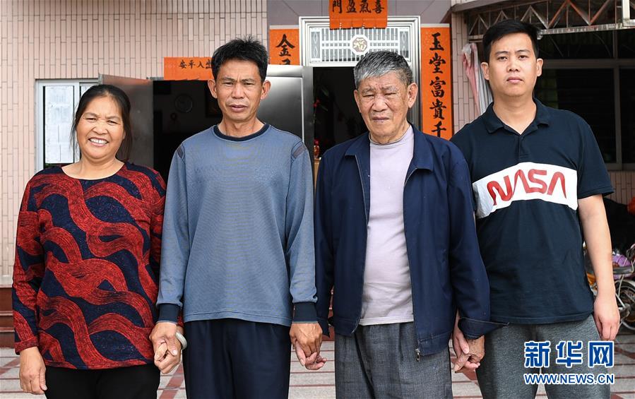 （新華全媒頭條&middot;圖文互動）（9）守望&mdash;&mdash;記舢舨洲&ldquo;島主&rdquo;黃燦明一門四代航標(biāo)工