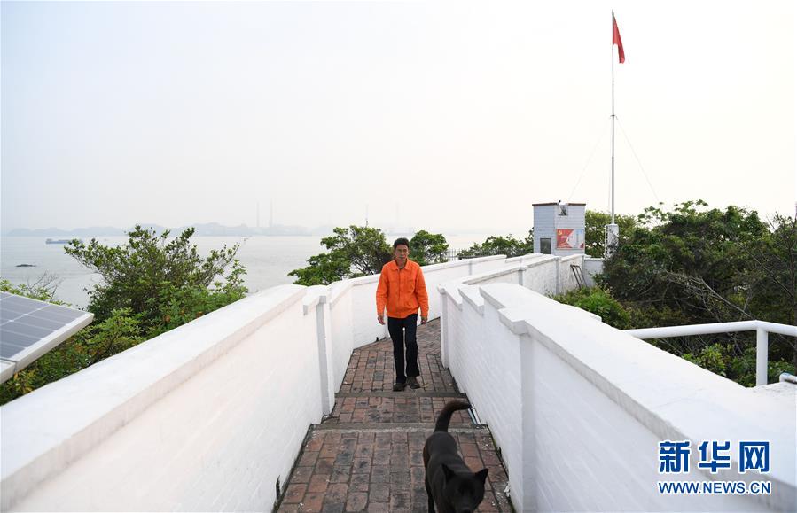 （新華全媒頭條&middot;圖文互動）（6）守望&mdash;&mdash;記舢舨洲&ldquo;島主&rdquo;黃燦明一門四代航標(biāo)工