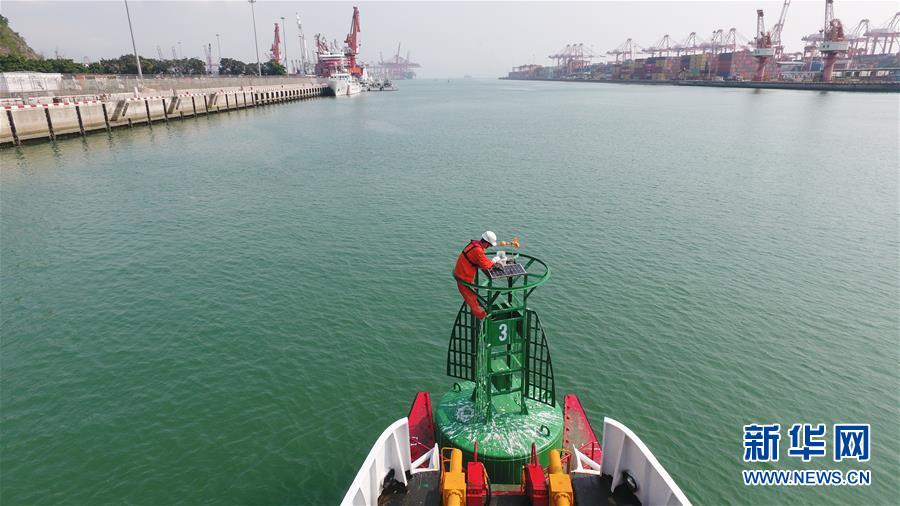 （新華全媒頭條&middot;圖文互動）（10）守望&mdash;&mdash;記舢舨洲&ldquo;島主&rdquo;黃燦明一門四代航標(biāo)工