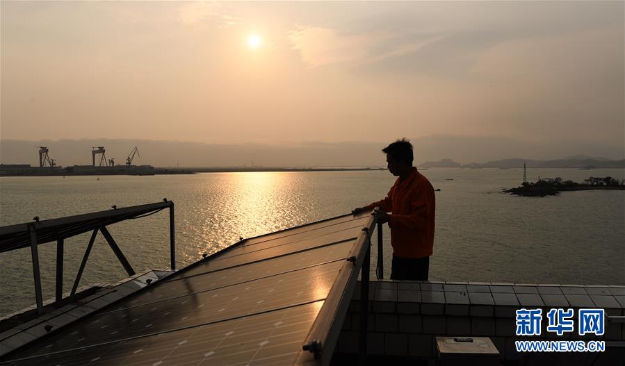 （新華全媒頭條&middot;圖文互動）（7）守望&mdash;&mdash;記舢舨洲&ldquo;島主&rdquo;黃燦明一門四代航標(biāo)工