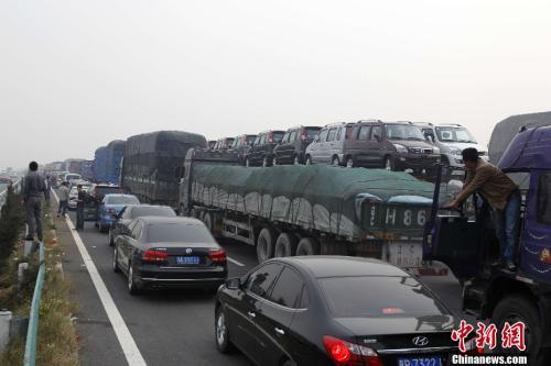 資料圖：高速擁堵不堪。<a target='_blank' ><p  align=