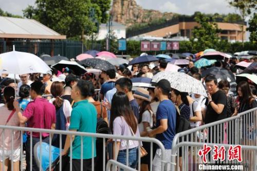 資料圖：游客排隊等待安檢。殷立勤 攝