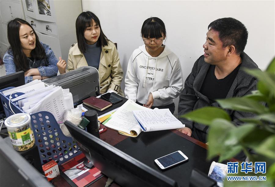 （新華全媒頭條&middot;圖文互動）（7）大漠小城的別樣青春&mdash;&mdash;記內地青年學子扎根新疆且末教書育人