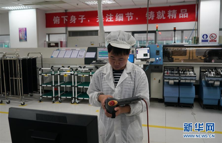 (新華全媒頭條·壯麗70年·奮斗新時代·圖文互動)(7)鑄就“大國之眼”——來自中國雷達(dá)工業(yè)發(fā)源地中國電科第14研究所的蹲點報告