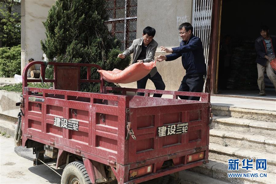 (在習(xí)近平新時(shí)代中國特色社會主義思想指引下——新時(shí)代新作為新篇章·圖文互動)(2)云南省陸良縣:農(nóng)民給供銷社打“白條”