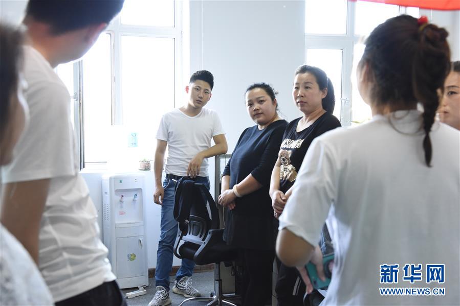 （在習近平新時代中國特色社會主義思想指引下&mdash;&mdash;新時代新作為新篇章&middot;圖文互動）（1）生長在&ldquo;云&rdquo;上的&ldquo;小鎮(zhèn)青年&rdquo;&mdash;&mdash;東北偏遠小城發(fā)展新興產業(yè)吸引年輕人回流