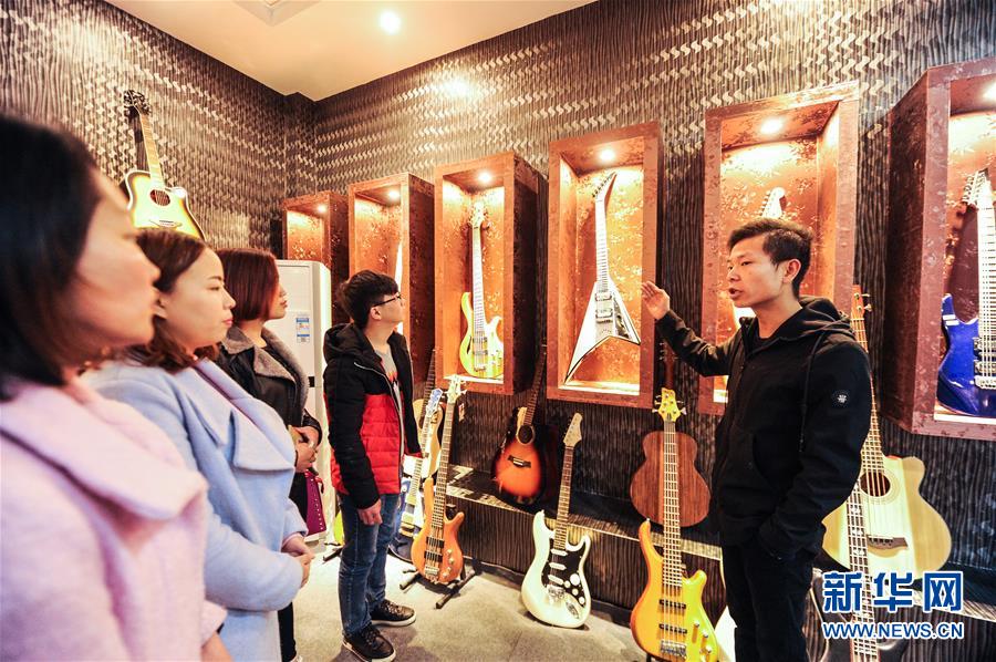 （在習(xí)近平新時(shí)代中國特色社會(huì)主義思想指引下&mdash;&mdash;新時(shí)代新作為新篇章&middot;圖文互動(dòng)）（7）貴州正安：吉他奏響發(fā)展&ldquo;神曲&rdquo;