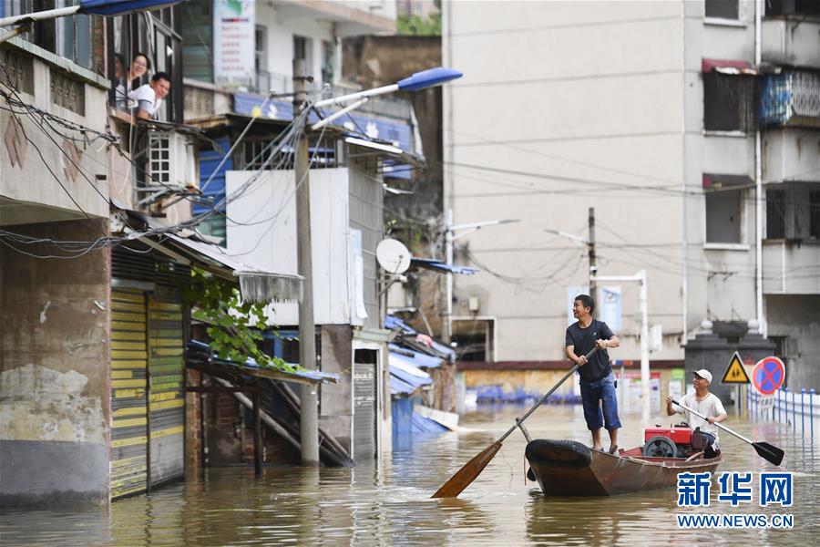 (抗洪搶險·圖文互動)(1)洪水來時,那暖心的民間救援