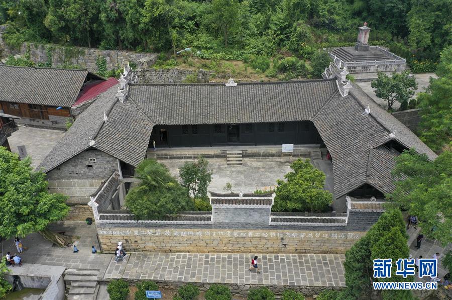 （壯麗70年&middot;奮斗新時(shí)代&mdash;&mdash;記者再走長(zhǎng)征路&middot;圖文互動(dòng)）（4）紅軍洞 紅軍路 紅巖村&mdash;&mdash;永不止息的長(zhǎng)征精神