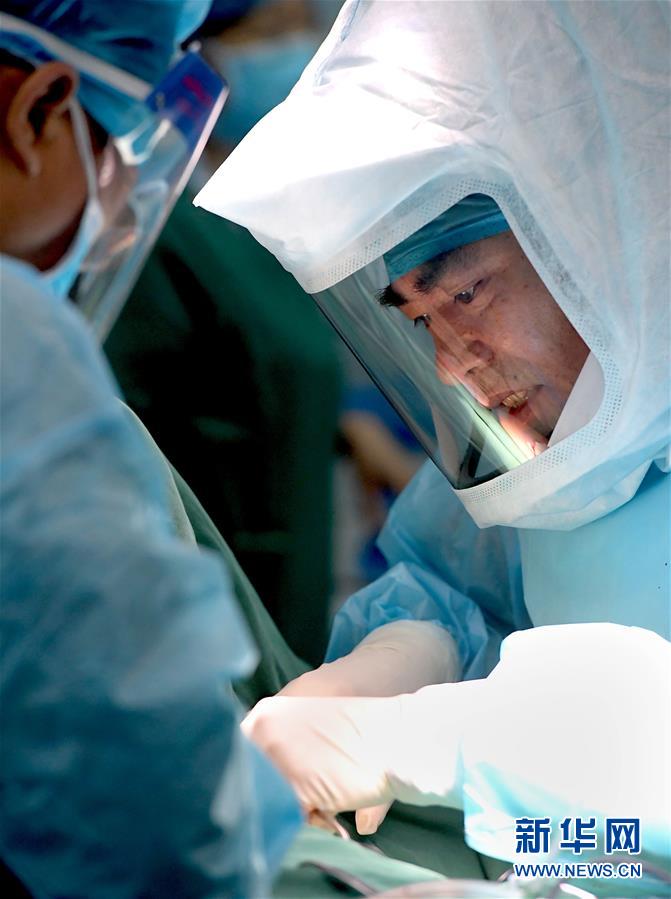 (中國(guó)網(wǎng)事·感動(dòng)2019·圖文互動(dòng))(3)為艾滋病患者主刀的醫(yī)生馮秀嶺:每個(gè)生命都值得尊重