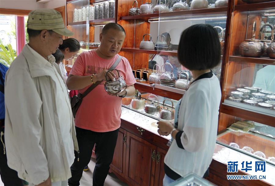 （在習(xí)近平新時代中國特色社會主義思想指引下&mdash;&mdash;新時代新作為新篇章&middot;總書記關(guān)心的百姓身邊事&middot;圖文互動）（3）留住鄉(xiāng)愁 綻放新顏&mdash;&mdash;傳統(tǒng)村落保護(hù)激發(fā)鄉(xiāng)村活力