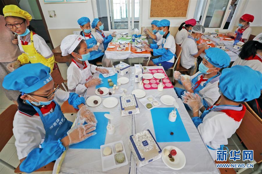 （在習近平新時代中國特色社會主義思想指引下&mdash;&mdash;新時代新作為新篇章&middot;總書記關心的百姓身邊事&middot;圖文互動）（1）&ldquo;媽媽第一次吃到我做的菜時高興得哭了&rdquo;&mdash;&mdash;中國孩子在勞動教育中健康成長