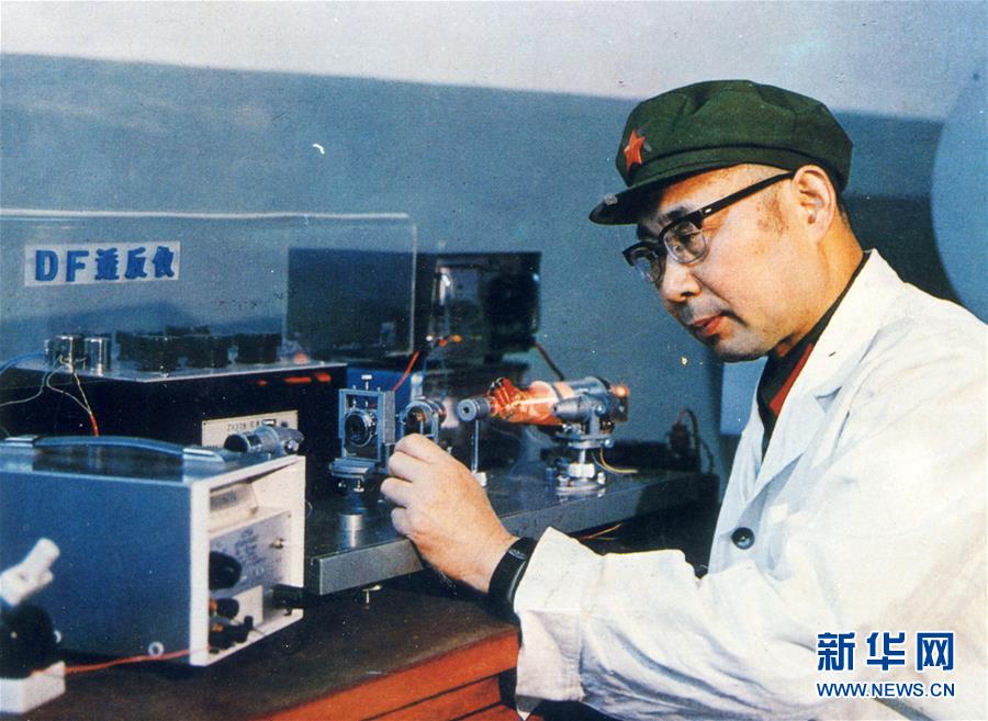 (愛國(guó)情 奮斗者·圖文互動(dòng))(2)永不停轉(zhuǎn)的“陀螺”——追記中國(guó)工程院院士、國(guó)防科技大學(xué)教授高伯龍