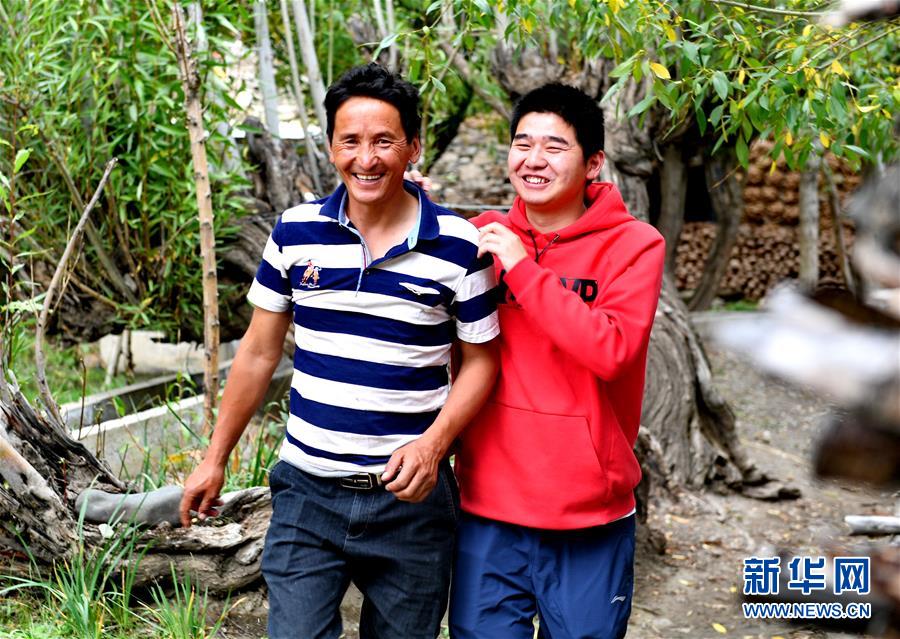 （在習(xí)近平新時代中國特色社會主義思想指引下&mdash;&mdash;新時代新作為新篇章&middot;總書記關(guān)心的百姓身邊事&middot;圖文互動)（3）&ldquo;我走進大山，是為了讓你走出大山&rdquo;&mdash;&mdash;大學(xué)生支教故事